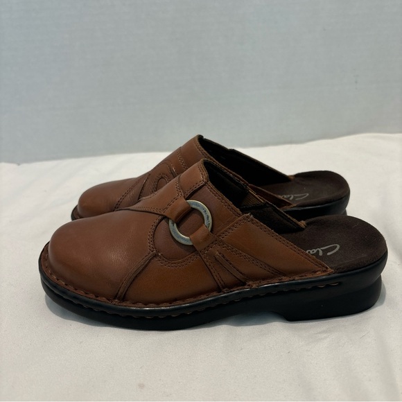 Clark’s brown leather mule shoes with button accent 5M - Picture 4 of 6